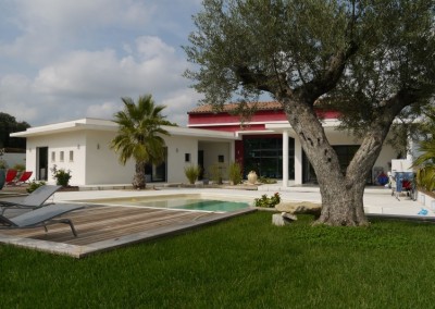 Baies vitrées dans une villa contemporaine avec piscine