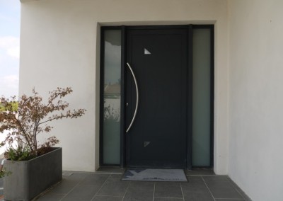 Porte d'entrée contemporaine en aluminium