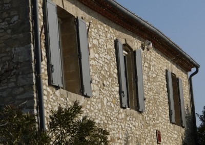 Volets en aluminium sur mas provençal