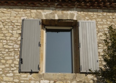 Volets en aluminium sur mas provençal