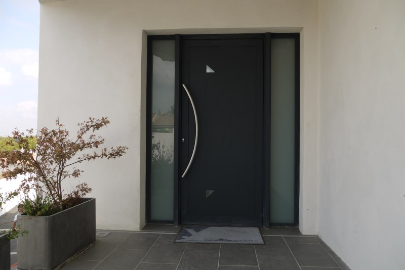 Porte d’entrée contemporaine dans une villa